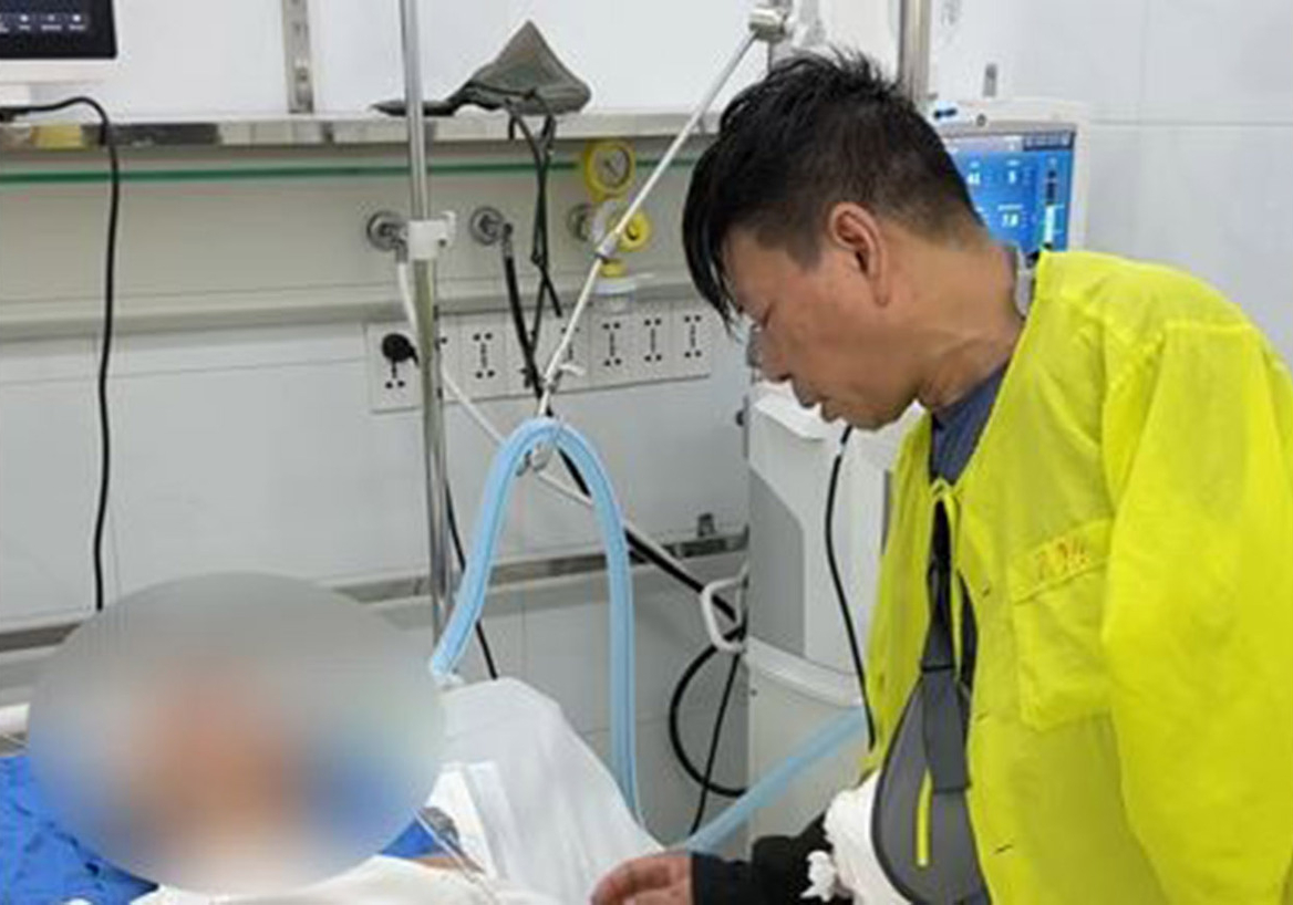 X&uacute;c động khoảnh khắc người cha b&oacute; bột kh&oacute;c tiễn biệt con trai hiến tạng cứu người - Ảnh 1.