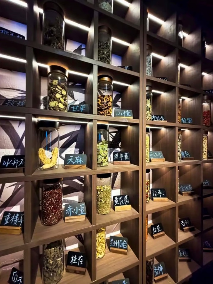 Giới trẻ say m&ecirc; cocktail Đ&ocirc;ng y kết hợp giữa sức khỏe v&agrave; cuộc sống về đ&ecirc;m - Ảnh 3.