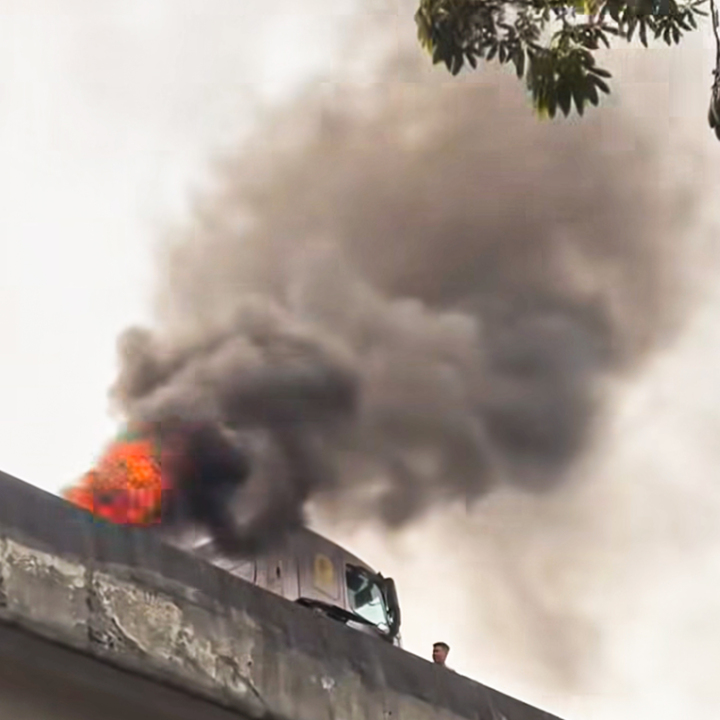 Ch&aacute;y xe đầu k&eacute;o tr&ecirc;n V&agrave;nh đai 3, kh&oacute;i đen cuồn cuộn g&acirc;y hoang mang - Ảnh 1.