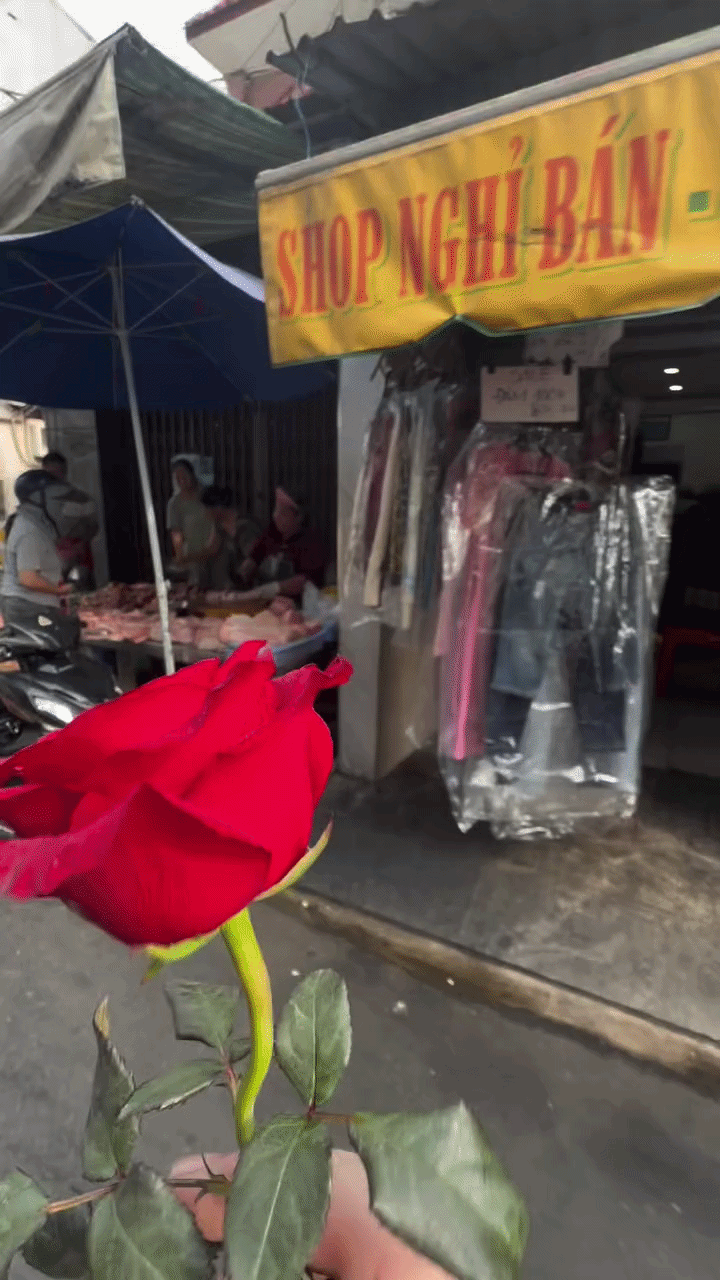 H&agrave;nh động bất ngờ của du kh&aacute;ch tặng hoa cho người b&aacute;n thịt heo tại Việt Nam - Ảnh 1.