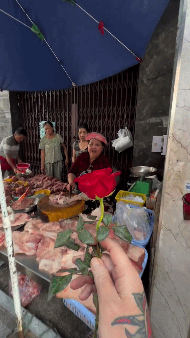 H&agrave;nh động bất ngờ của du kh&aacute;ch tặng hoa cho người b&aacute;n thịt heo tại Việt Nam - Ảnh 3.