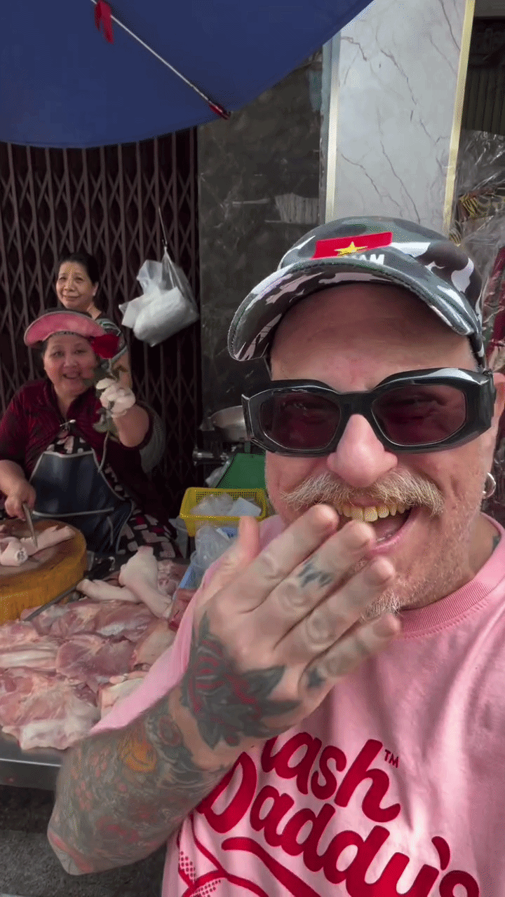 H&agrave;nh động bất ngờ của du kh&aacute;ch tặng hoa cho người b&aacute;n thịt heo tại Việt Nam - Ảnh 4.