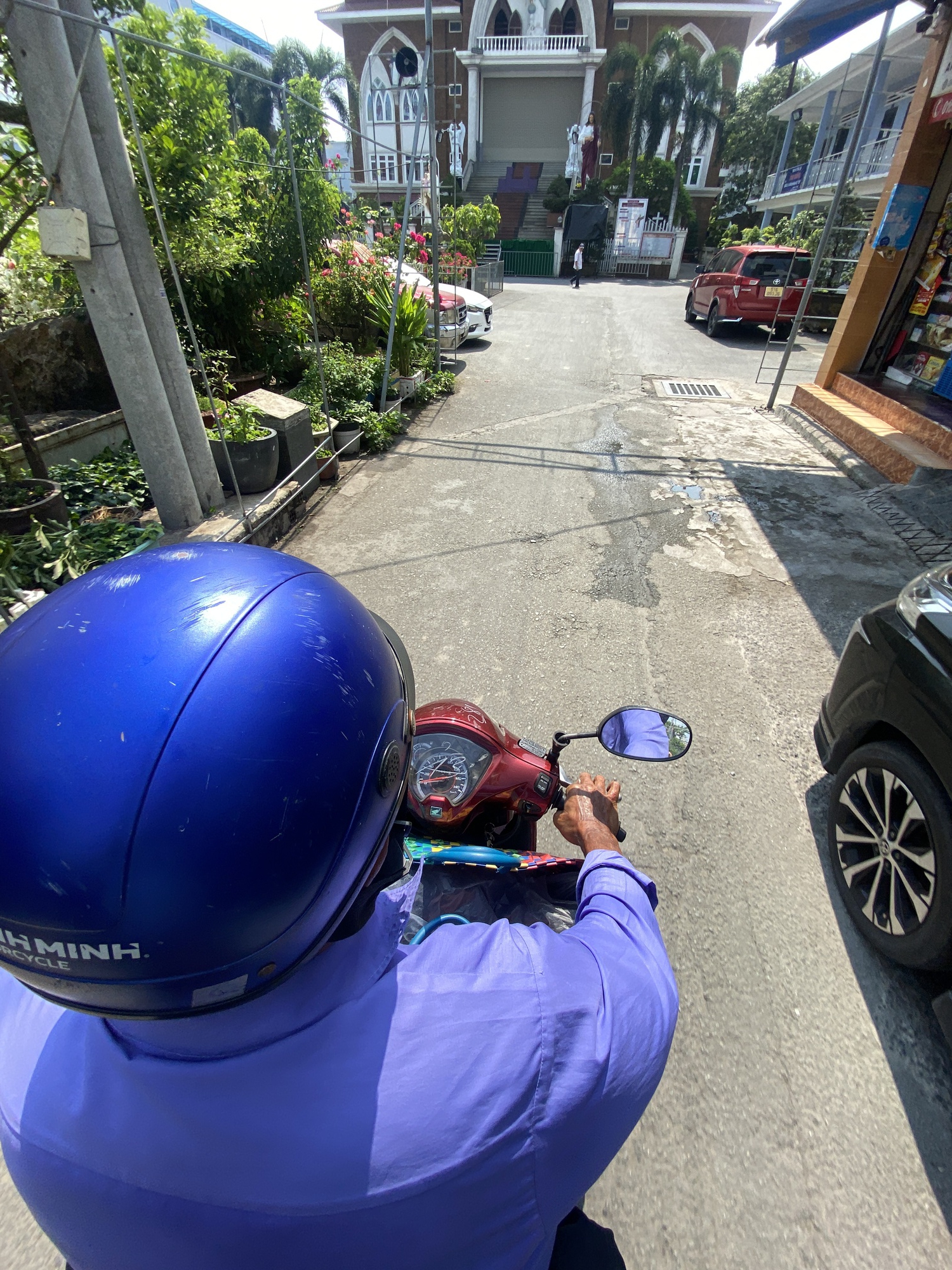 Một ng&agrave;y theo ch&acirc;n người b&aacute;n v&eacute; số đi ph&aacute;t cơm cho bệnh nh&acirc;n ngh&egrave;o tại TP . HCM - Ảnh 2.