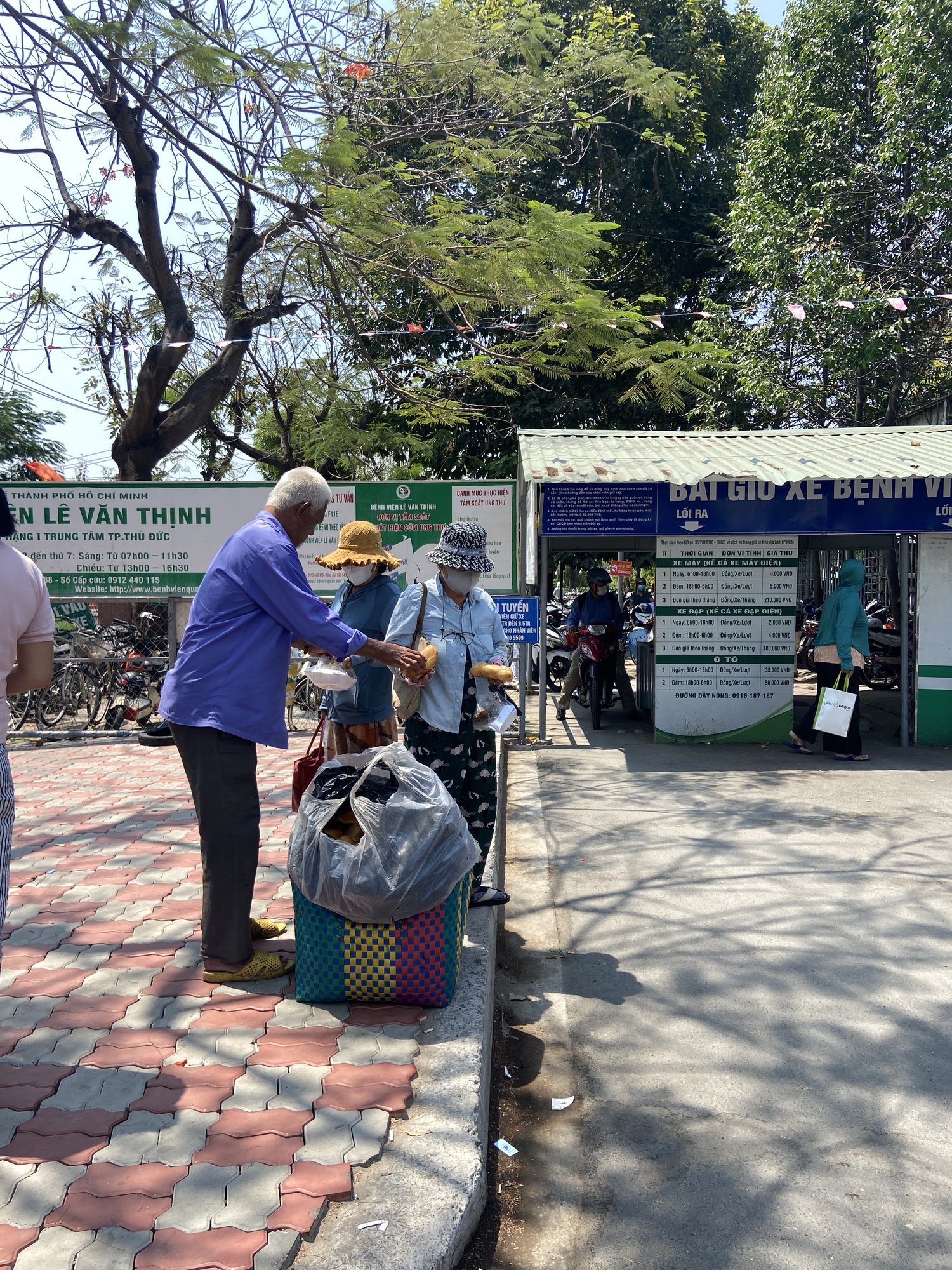 Một ng&agrave;y theo ch&acirc;n người b&aacute;n v&eacute; số đi ph&aacute;t cơm cho bệnh nh&acirc;n ngh&egrave;o tại TP . HCM - Ảnh 4.