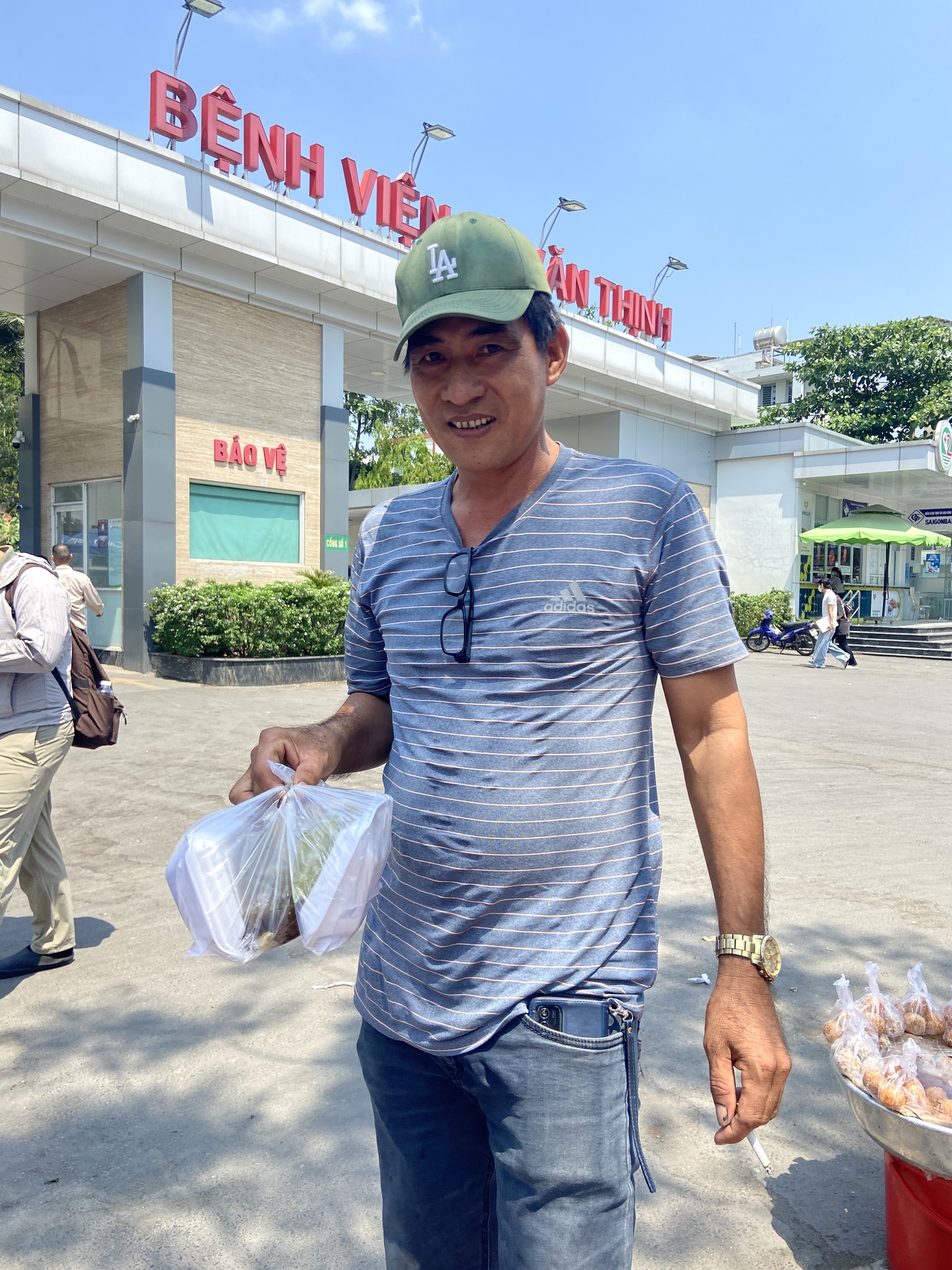 Một ng&agrave;y theo ch&acirc;n người b&aacute;n v&eacute; số đi ph&aacute;t cơm cho bệnh nh&acirc;n ngh&egrave;o tại TP . HCM - Ảnh 5.