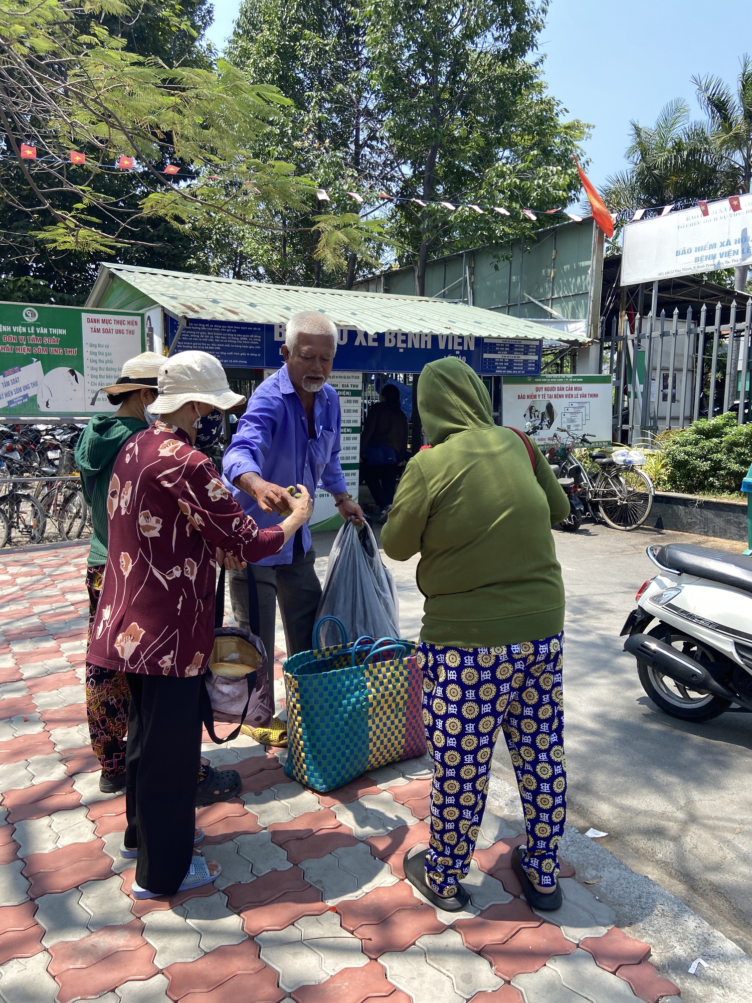 Một ng&agrave;y theo ch&acirc;n người b&aacute;n v&eacute; số đi ph&aacute;t cơm cho bệnh nh&acirc;n ngh&egrave;o tại TP . HCM - Ảnh 3.