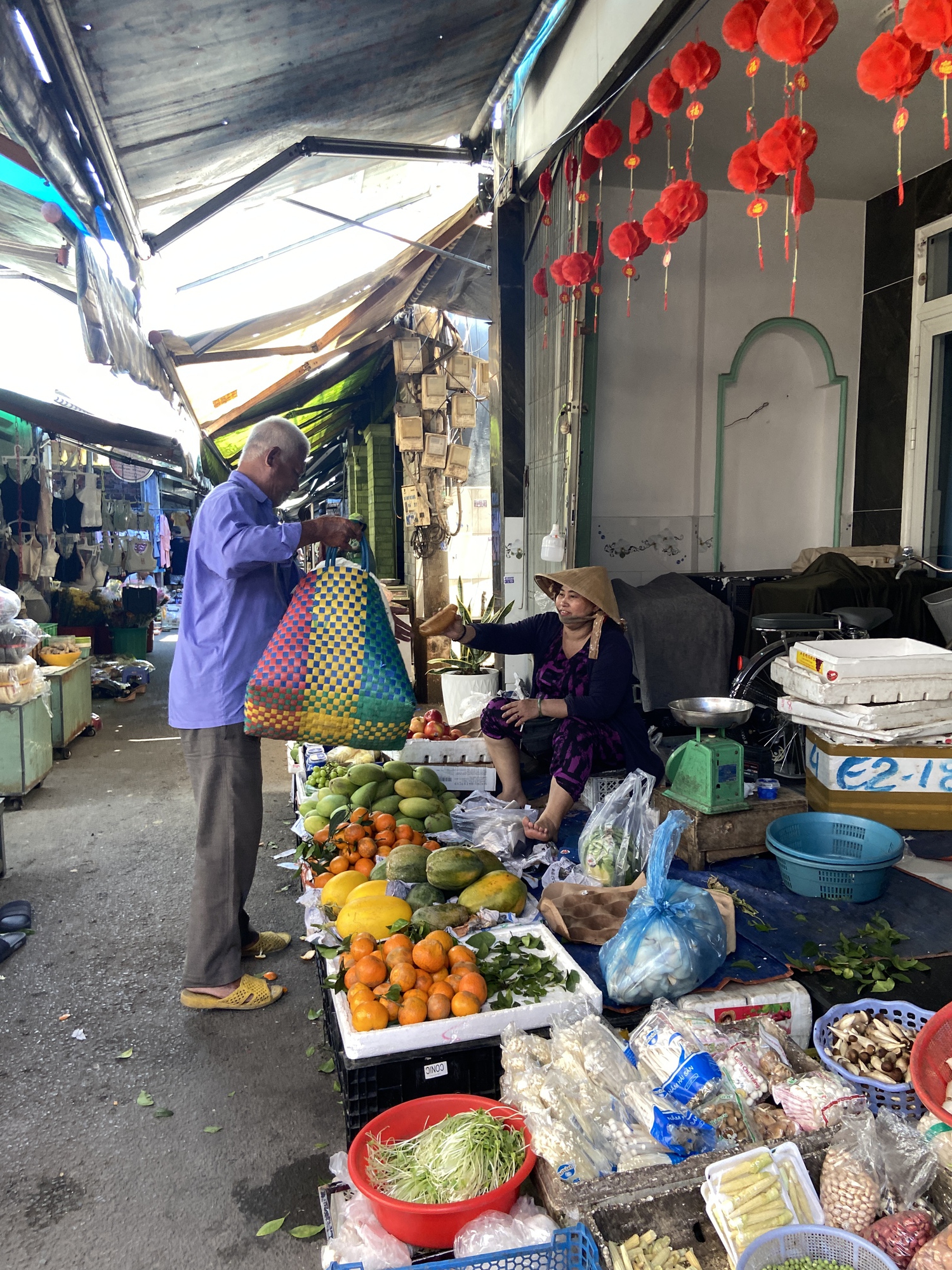 Một ng&agrave;y theo ch&acirc;n người b&aacute;n v&eacute; số đi ph&aacute;t cơm cho bệnh nh&acirc;n ngh&egrave;o tại TP . HCM - Ảnh 6.