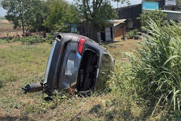 Tông xe bên đường , ô tô lật ngửa Tại Quốc lộ 55 , 3 người mắc kẹt - Ảnh 1. Tông xe bên đường , ô tô lật ngửa Tại Quốc lộ 55 , 3 người mắc kẹt - Ảnh 1.