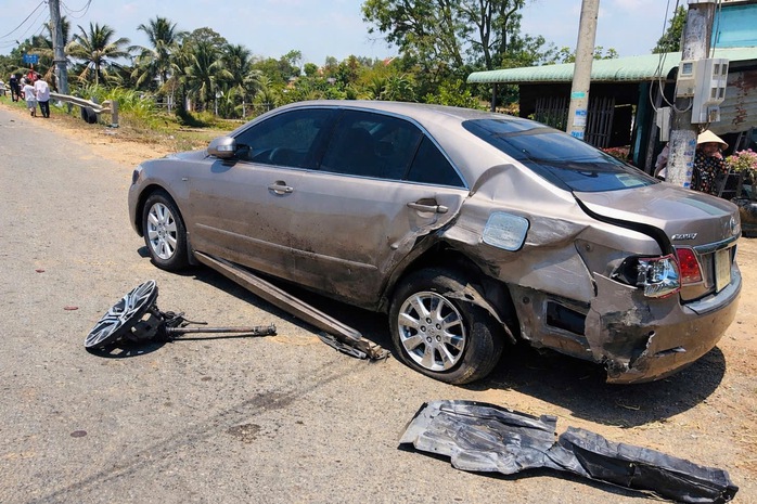 Tông xe bên đường , ô tô lật ngửa Tại Quốc lộ 55 , 3 người mắc kẹt - Ảnh 2. Tông xe bên đường , ô tô lật ngửa Tại Quốc lộ 55 , 3 người mắc kẹt - Ảnh 2.