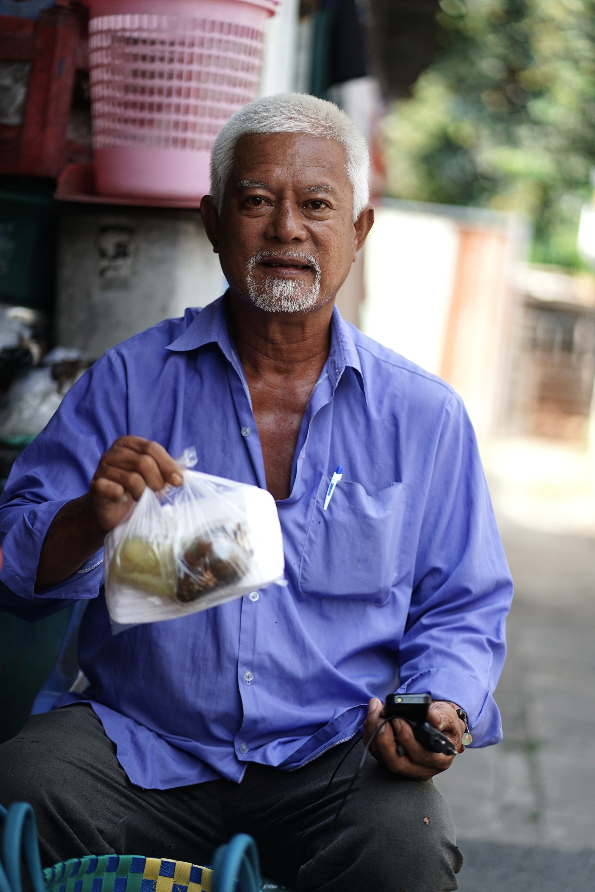 Một ng&agrave;y theo ch&acirc;n người b&aacute;n v&eacute; số đi ph&aacute;t cơm cho bệnh nh&acirc;n ngh&egrave;o tại TP . HCM - Ảnh 1.