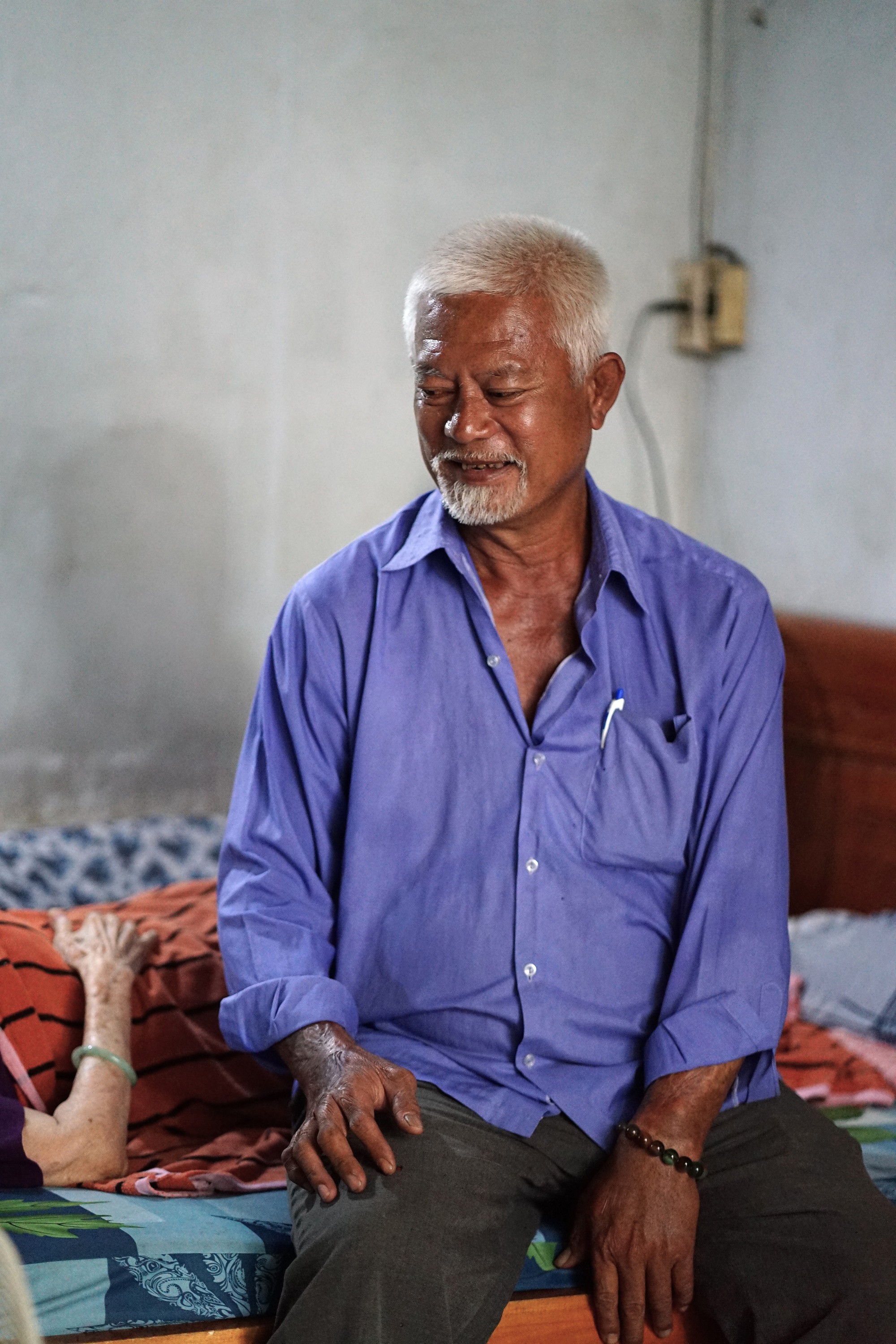 Một ng&agrave;y theo ch&acirc;n người b&aacute;n v&eacute; số đi ph&aacute;t cơm cho bệnh nh&acirc;n ngh&egrave;o tại TP . HCM - Ảnh 7.