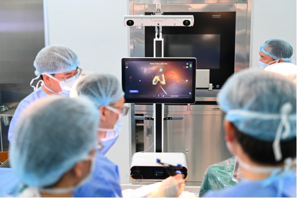 Tại miền Trung: Vinmec Đà Nẵng thay khớp gối bằng robot, bệnh nhân tập đi ngay sau mổ - Ảnh 1. Tại miền Trung: Vinmec Đà Nẵng thay khớp gối bằng robot, bệnh nhân tập đi ngay sau mổ - Ảnh 1.