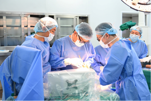 Tại miền Trung: Vinmec Đà Nẵng thay khớp gối bằng robot, bệnh nhân tập đi ngay sau mổ - Ảnh 2. Tại miền Trung: Vinmec Đà Nẵng thay khớp gối bằng robot, bệnh nhân tập đi ngay sau mổ - Ảnh 2.