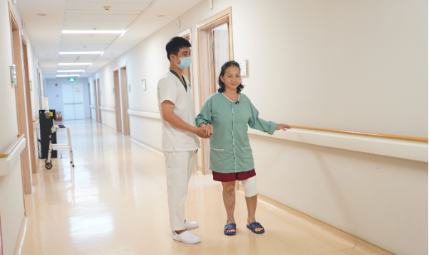 Tại miền Trung: Vinmec Đà Nẵng thay khớp gối bằng robot, bệnh nhân tập đi ngay sau mổ - Ảnh 3. Tại miền Trung: Vinmec Đà Nẵng thay khớp gối bằng robot, bệnh nhân tập đi ngay sau mổ - Ảnh 3.