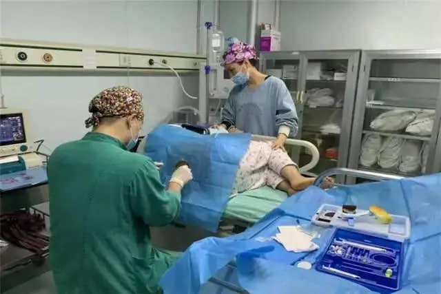 Vì sao trước khi sinh phải “dọn cỏ”? Dù sinh thường hay sinh mổ, mẹ bầu cũng nên chuẩn bị tâm lý - Ảnh 2.