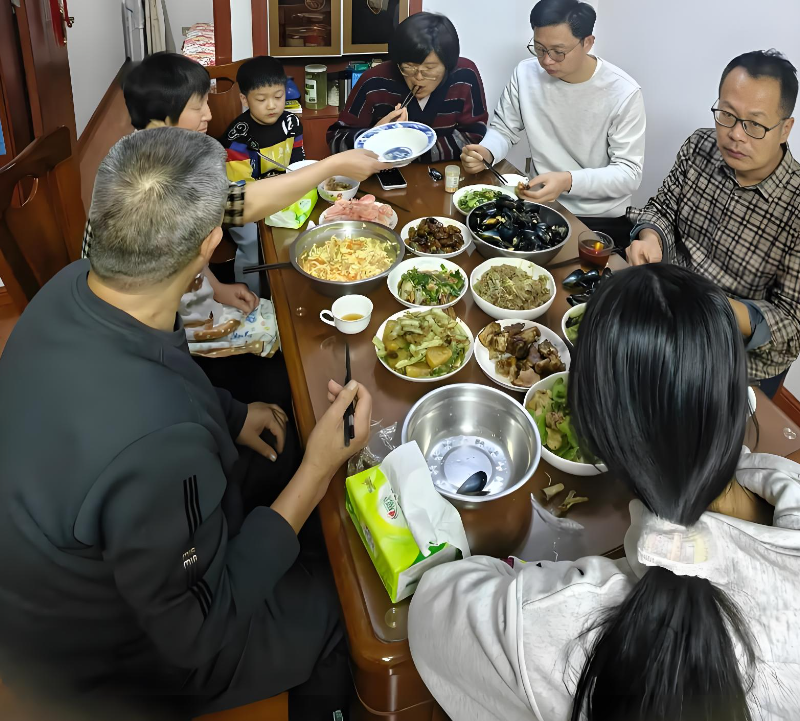 Thấy h&agrave;nh động v&ocirc; thức của con d&acirc;u tr&ecirc;n b&agrave;n ăn, t&ocirc;i buộc phải quyết định nếu c&ograve;n lần sau, sẽ gạch t&ecirc;n con trai ra khỏi bản di ch&uacute;c  - Ảnh 1.