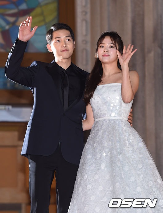 Song Hye Kyo th&acirc;n mật b&ecirc;n Raymond Chae giữa ồn &agrave;o ly h&ocirc;n với Song Joong Ki - Ảnh 6.