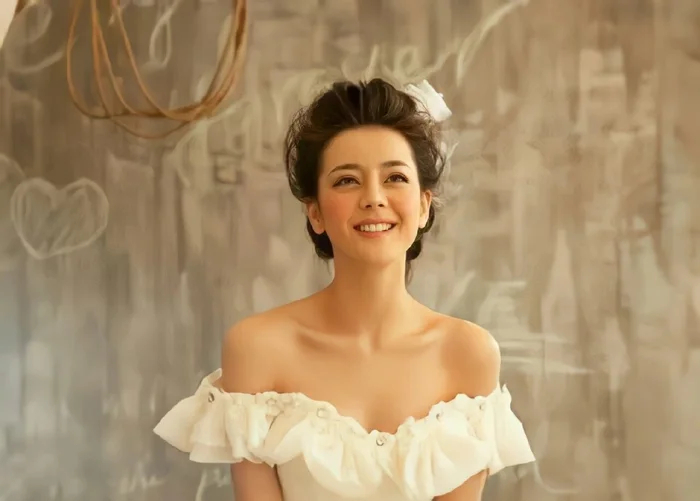 Địch Lệ Nhiệt Ba: Mỹ nh&acirc;n mặc v&aacute;y cưới đẹp nhất showbiz 2026 - Ảnh 3.