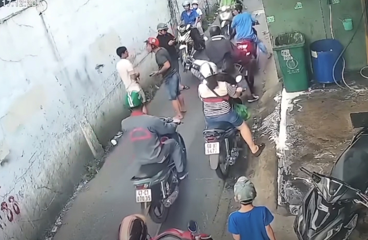 Thanh ni&ecirc;n h&agrave;nh hung người can ngăn sau va chạm giao th&ocirc;ng tại Dĩ An - Ảnh 1.