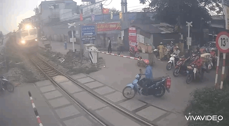 Người đ&agrave;n &ocirc;ng bị t&agrave;u hỏa t&ocirc;ng khi vượt r&agrave;o chắn: Cảnh b&aacute;o an to&agrave;n giao th&ocirc;ng - Ảnh 1.