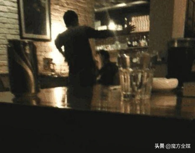 Cuộc ẩu đả chấn động showbiz: Thẩm Th&aacute;i v&agrave; Vu Ch&iacute;nh tại qu&aacute;n cafe năm 2026 - Ảnh 3.