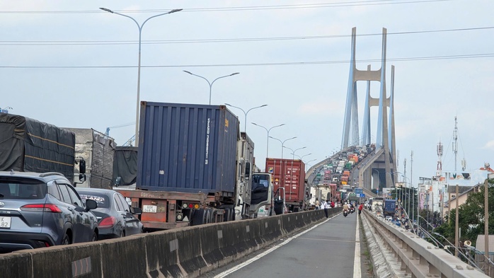 Phát hiện thi thể bé trai dưới chân cầu Phú Mỹ TPHCM Ngày 5 - 4 - 2026 - Ảnh 1. Phát hiện thi thể bé trai dưới chân cầu Phú Mỹ TPHCM Ngày 5 - 4 - 2026 - Ảnh 1.