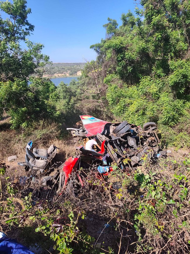 Xe kh&aacute;ch lao xuống vực tại B&agrave;u Trắng, 4 người tử vong nghi&ecirc;m trọng - Ảnh 1.