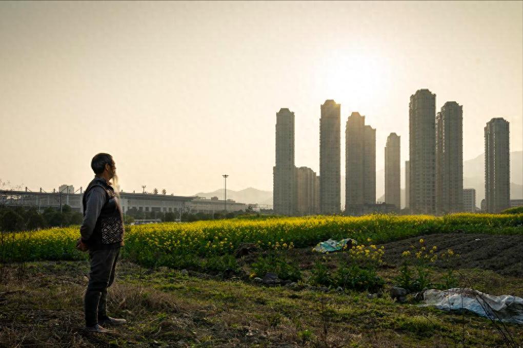 Về qu&ecirc; dịp Thanh minh, t&ocirc;i nhận ra: C&oacute; những quyết định ti&ecirc;u tiền tưởng &ldquo;đổi đời&rdquo; nhưng lại khiến nhiều gia đ&igrave;nh lao đao - Ảnh 1.