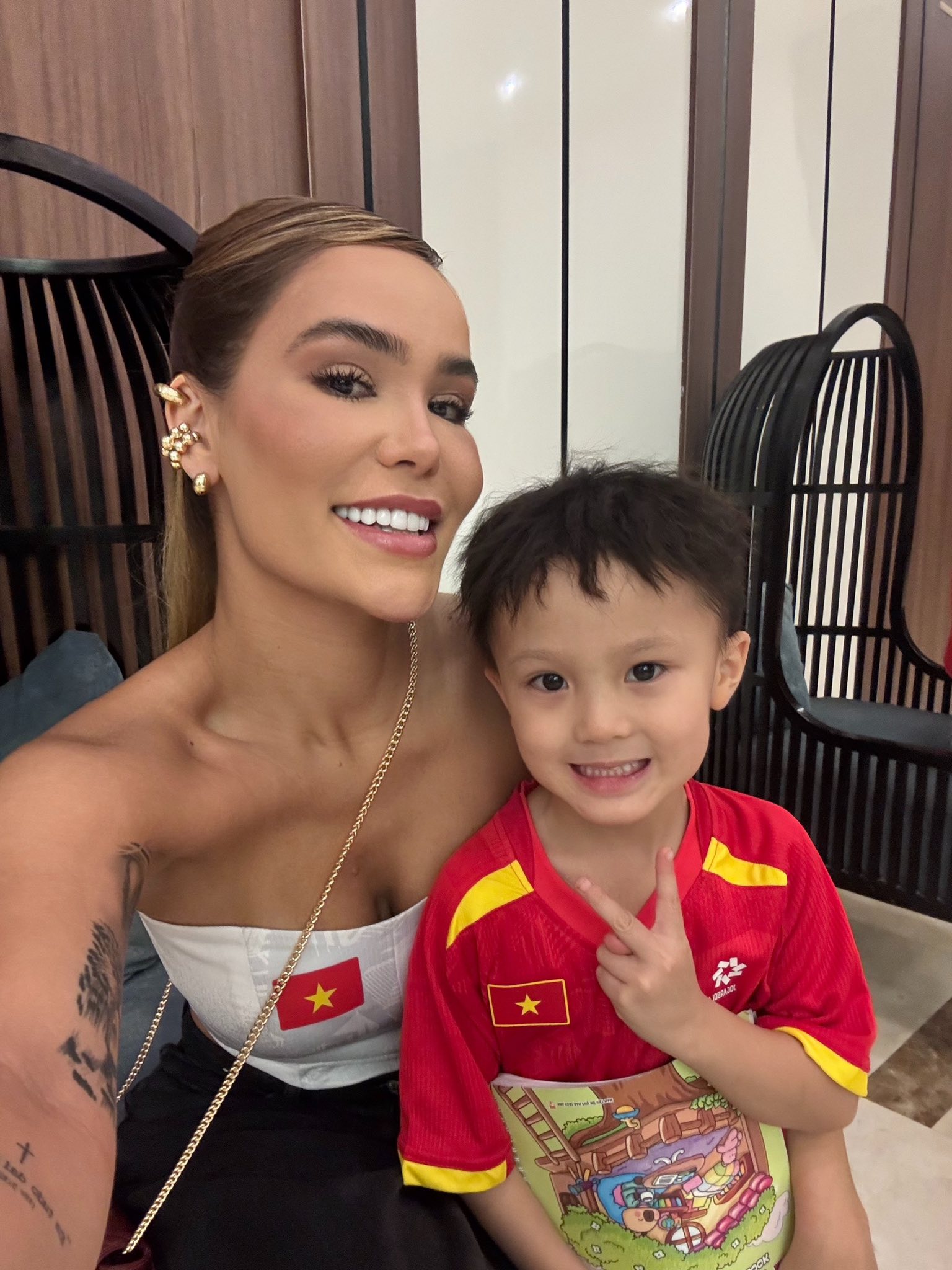 Sắc vóc quyến rũ của vợ Đỗ Hoàng Hên: Lais Machado tỏa sáng bên chồng - Ảnh 4. Sắc vóc quyến rũ của vợ Đỗ Hoàng Hên: Lais Machado tỏa sáng bên chồng - Ảnh 4.