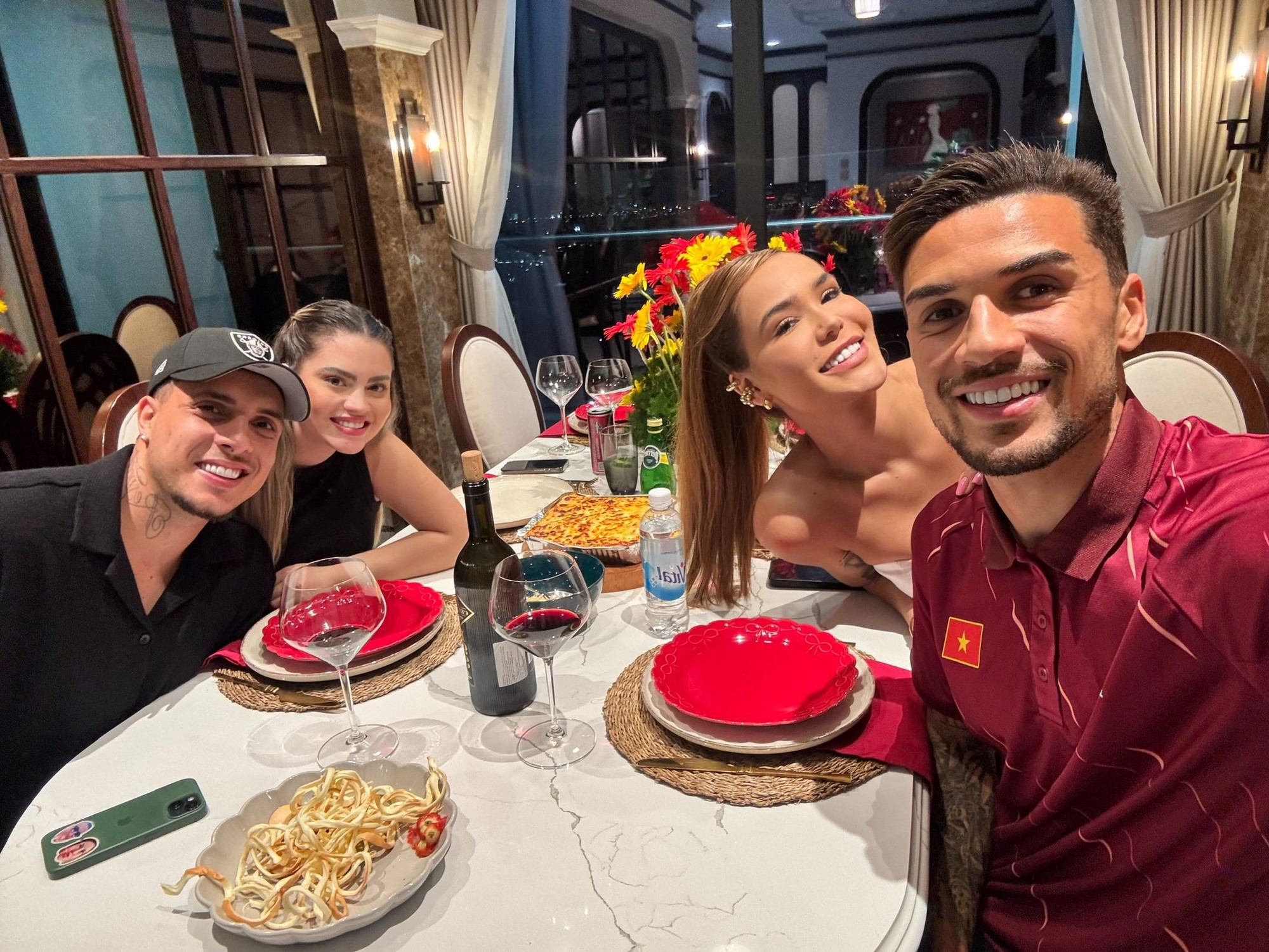 Sắc vóc quyến rũ của vợ Đỗ Hoàng Hên: Lais Machado tỏa sáng bên chồng - Ảnh 5. Sắc vóc quyến rũ của vợ Đỗ Hoàng Hên: Lais Machado tỏa sáng bên chồng - Ảnh 5.