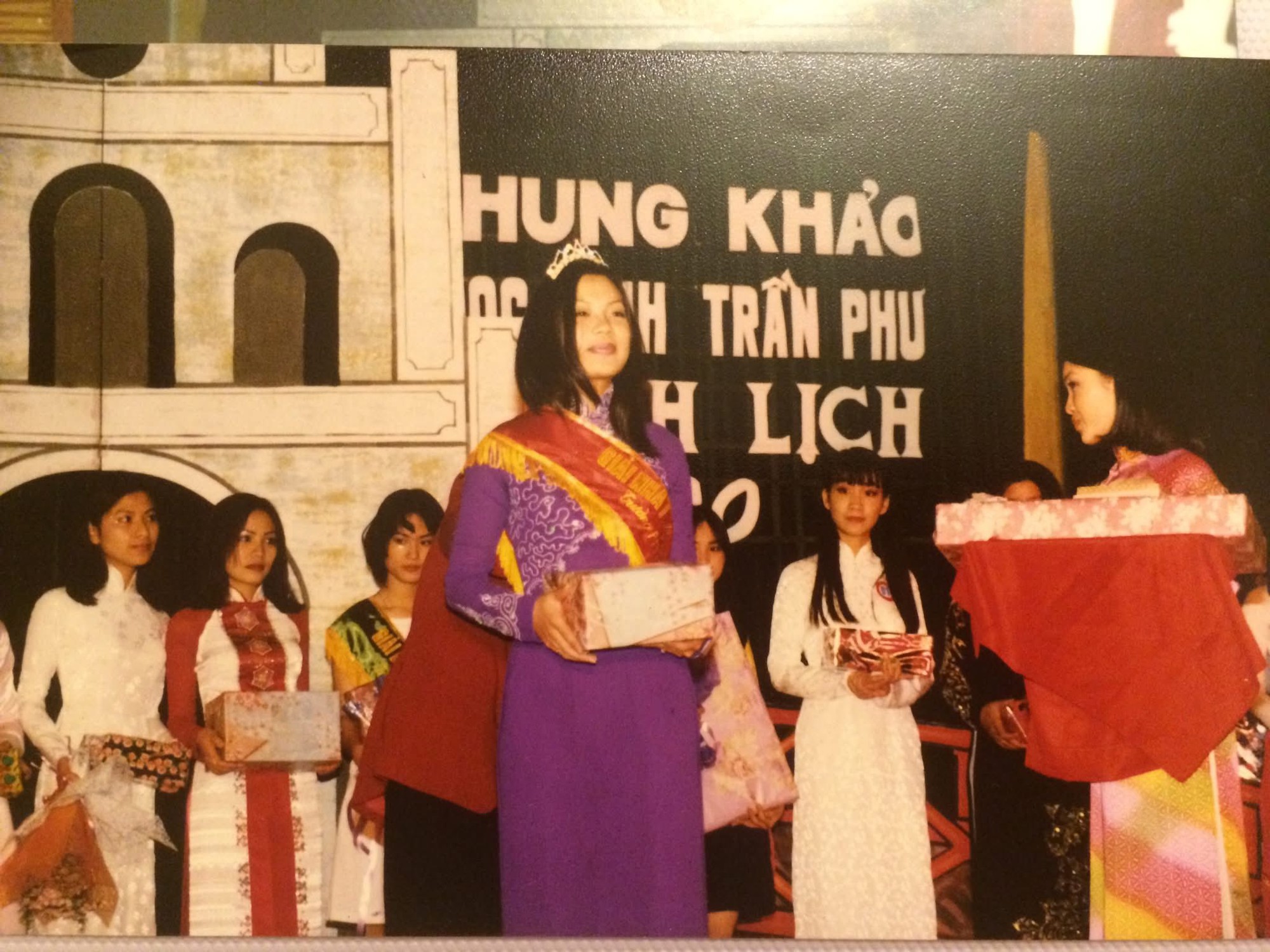 Nhan sắc Nguyễn Hồng Nhung thời trẻ khiến NSND Xu&acirc;n Bắc say đắm suốt nhiều năm - Ảnh 3.