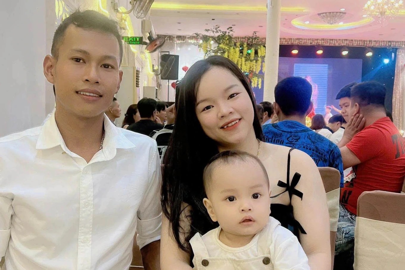 T&agrave;i xế cứu b&eacute; g&aacute;i 2 tuổi giữa quốc lộ: H&agrave;nh động nghĩa hiệp đ&aacute;ng khen ngợi - Ảnh 1.