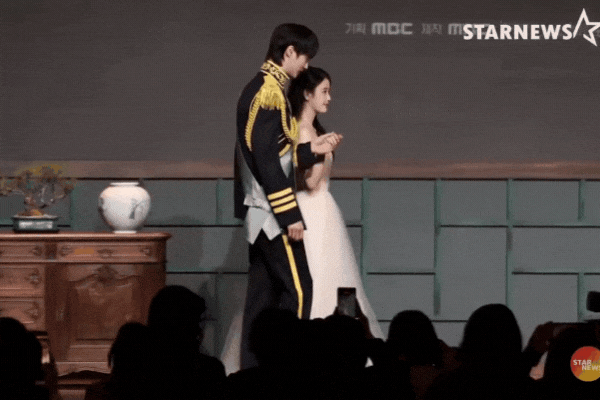 Cặp đ&ocirc;i ho&agrave;n hảo trong phim Perfect Crown khiến kh&aacute;n giả đứng ngồi kh&ocirc;ng y&ecirc;n năm 2026 - Ảnh 2.