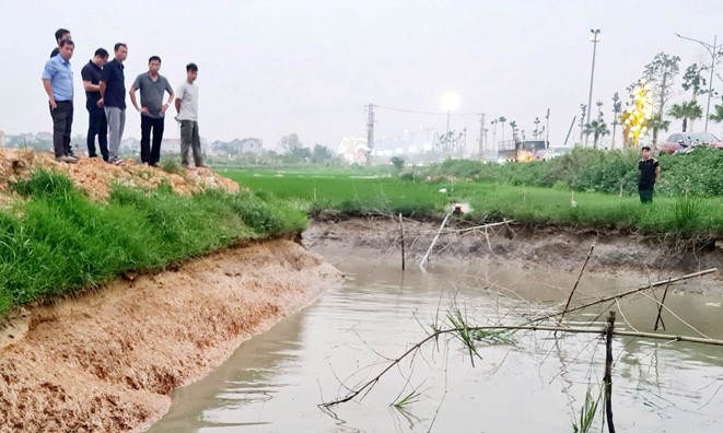 Ph&aacute;t hiện thi thể nam thanh ni&ecirc;n ở ven đường - Ảnh 1.