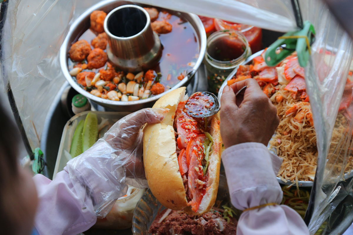 B&aacute;nh m&igrave; Việt Nam: M&oacute;n ăn đường phố ngon nhất thế giới chỉ từ 15 . 000 Đồng - Ảnh 3.