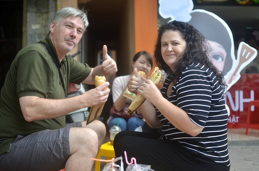B&aacute;nh m&igrave; Việt Nam: M&oacute;n ăn đường phố ngon nhất thế giới chỉ từ 15 . 000 Đồng - Ảnh 5.