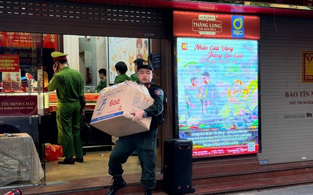 Khởi tố vụ &aacute;n tại Bảo T&iacute;n Minh Ch&acirc;u: C&ocirc;ng an thu giữ 23,3 tỉ đồng tiền mặt, 7 quyển sổ đỏ c&ugrave;ng số lượng lớn kim loại m&agrave;u v&agrave;ng, bạc - Ảnh 1.