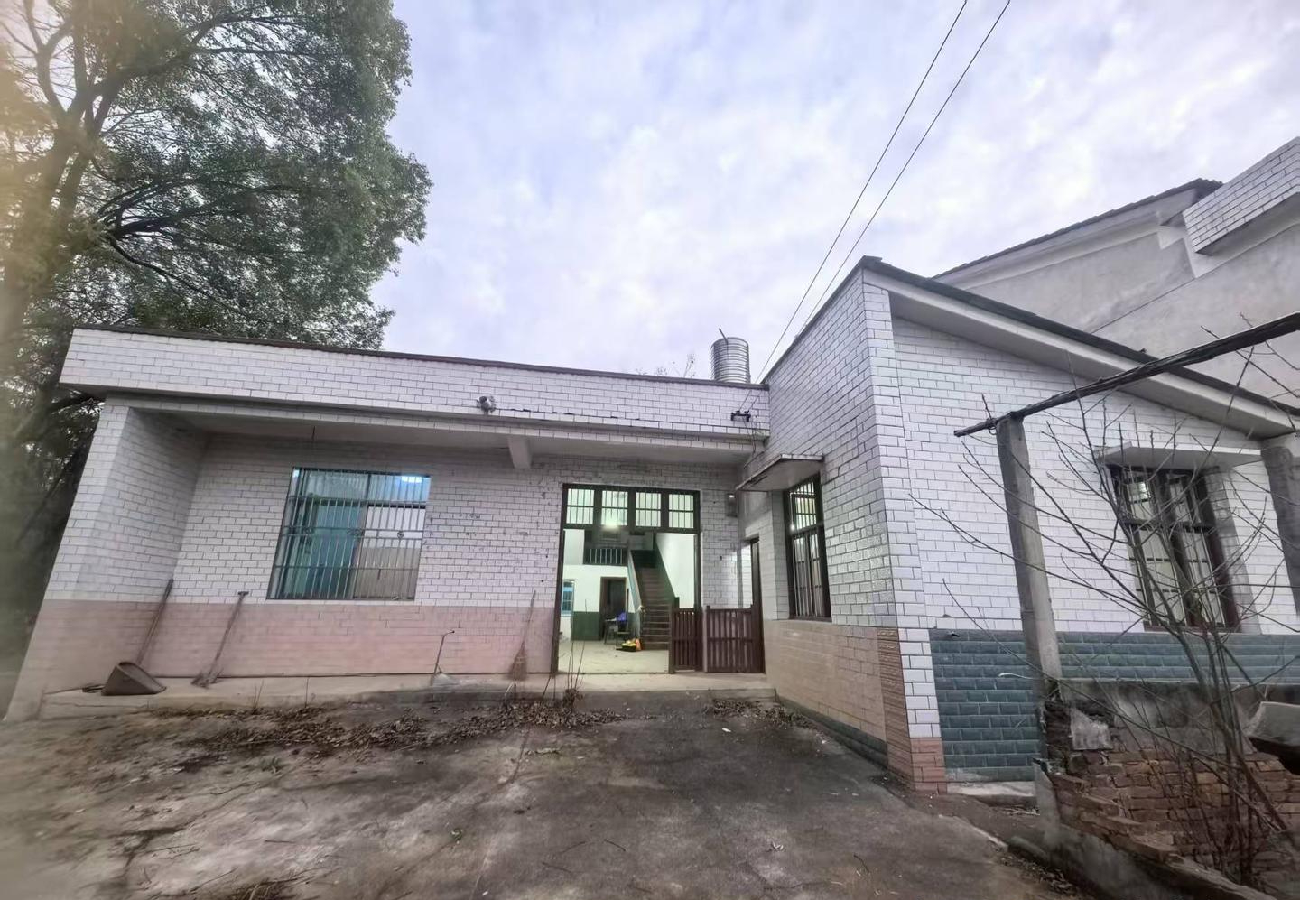 Về qu&ecirc; dịp Thanh Minh, nh&igrave;n căn nh&agrave; cũ của bố mẹ, t&ocirc;i nhận ra: C&oacute; những thứ kh&ocirc;ng cần mua mới vẫn đủ đầy - Ảnh 1.