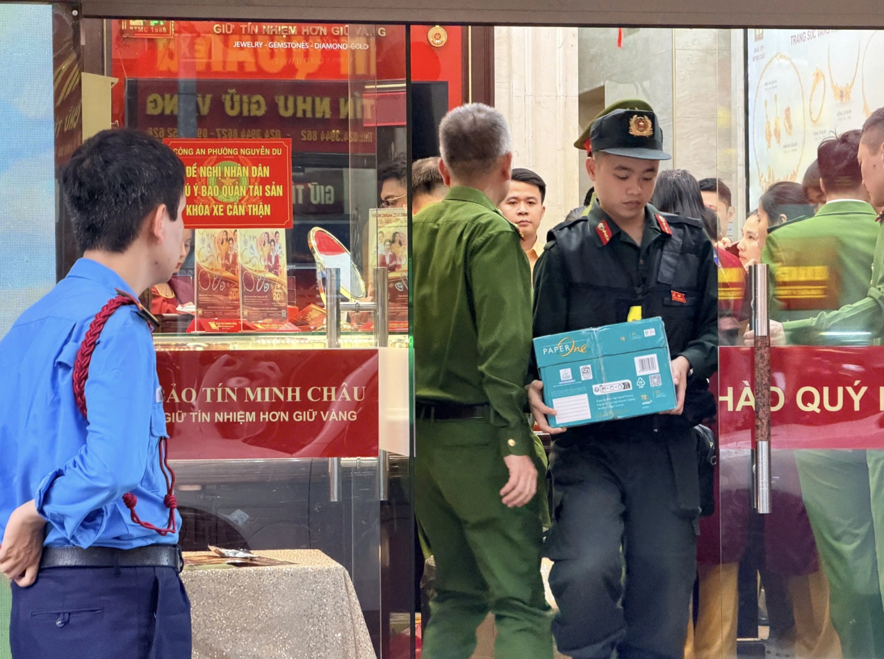 Khởi tố &ocirc;ng chủ Bảo T&iacute;n Minh Ch&acirc;u v&agrave; con trai: Kh&aacute;m x&eacute;t khẩn cấp c&ocirc;ng an thu giữ những g&igrave;? - Ảnh 3.