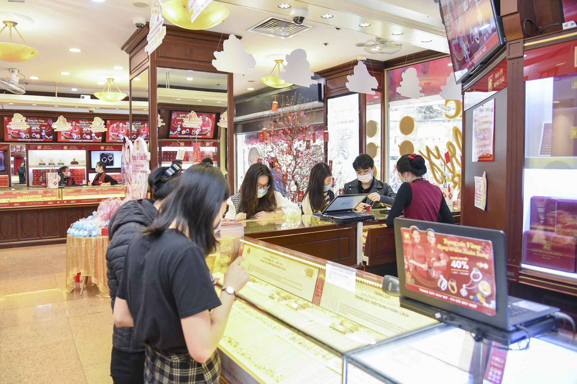 S&aacute;ng 6-4, gi&aacute; v&agrave;ng nhẫn trơn tại Bảo T&iacute;n Minh Ch&acirc;u giảm cả triệu đồng - Ảnh 1.