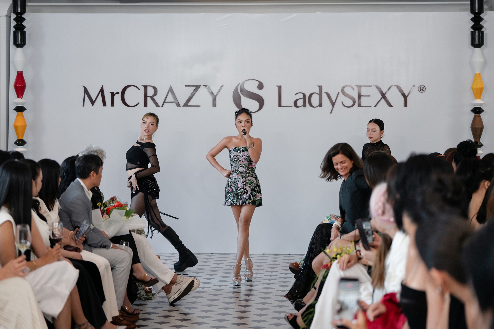 Nh&agrave; mốt Mr CRAZY & Lady SEXY t&aacute;i định nghĩa thời trang h&egrave; tại show diễn 