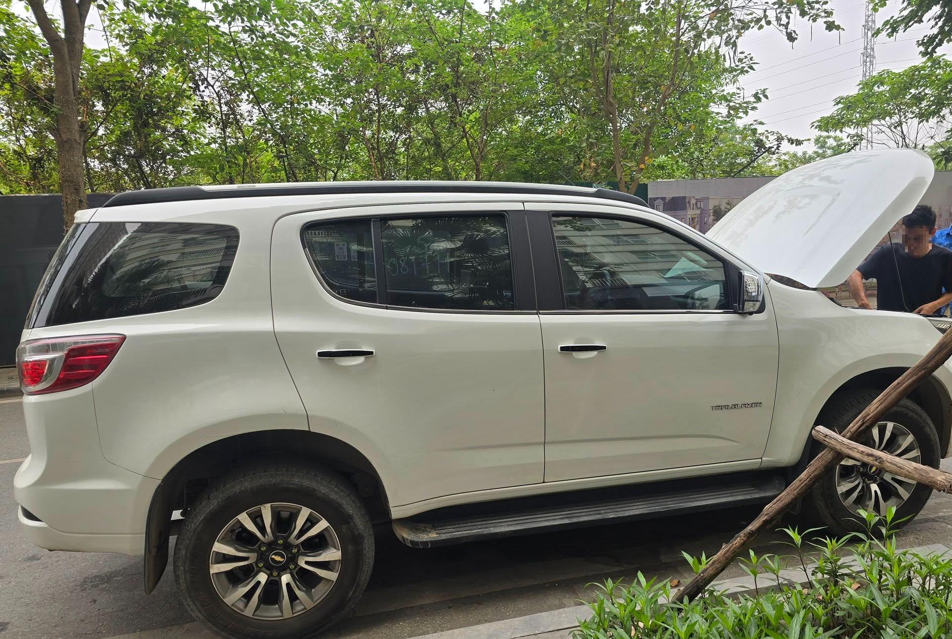 Thấy chiếc &ocirc; t&ocirc; lạ đậu trước cửa nh&agrave;, t&ocirc;i chưa hết b&agrave;ng ho&agrave;ng th&igrave; &ocirc;ng th&ocirc;ng gia bước xuống th&ocirc;ng b&aacute;o- Ảnh 1.