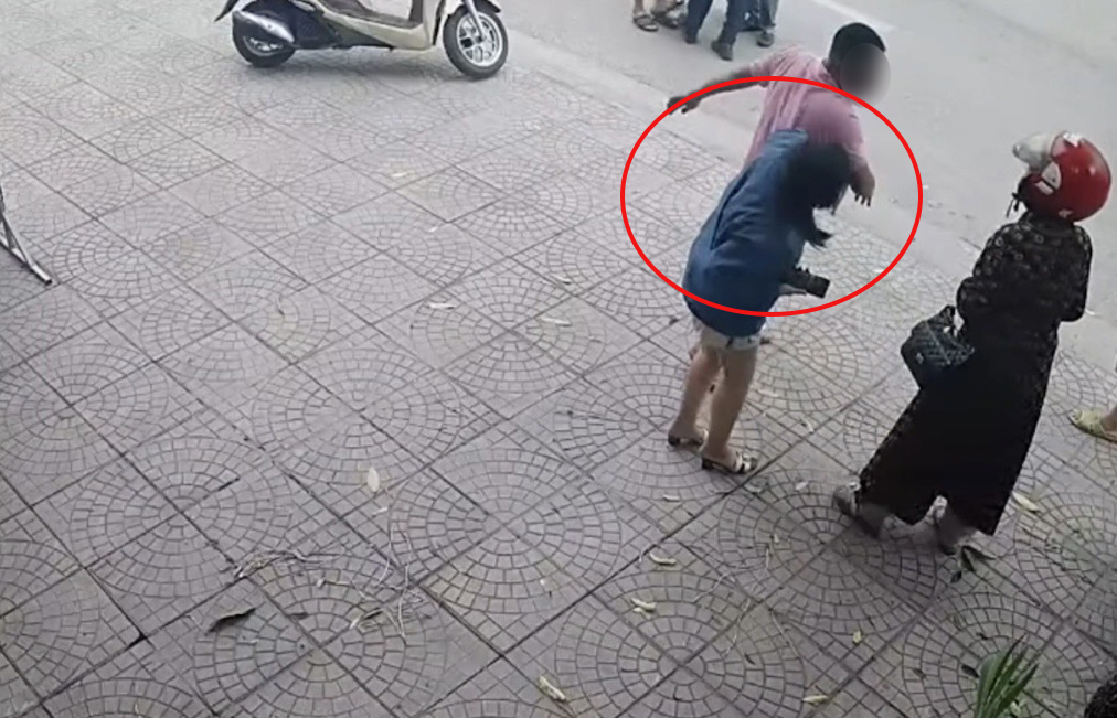 Đ&ocirc;i vợ chồng bị nh&oacute;m người h&agrave;nh hung sau va chạm &ocirc; t&ocirc; tại Ph&uacute; Thọ - Ảnh 2.