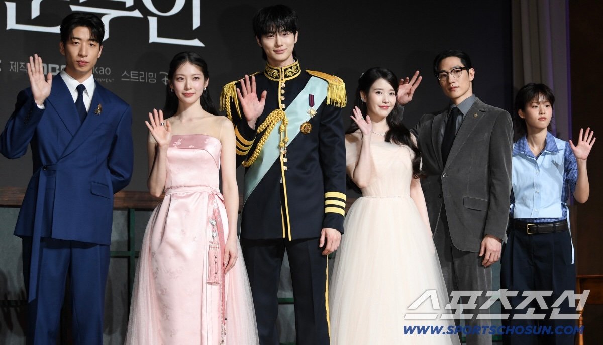 Cặp đ&ocirc;i ho&agrave;n hảo trong phim Perfect Crown khiến kh&aacute;n giả đứng ngồi kh&ocirc;ng y&ecirc;n năm 2026 - Ảnh 1.