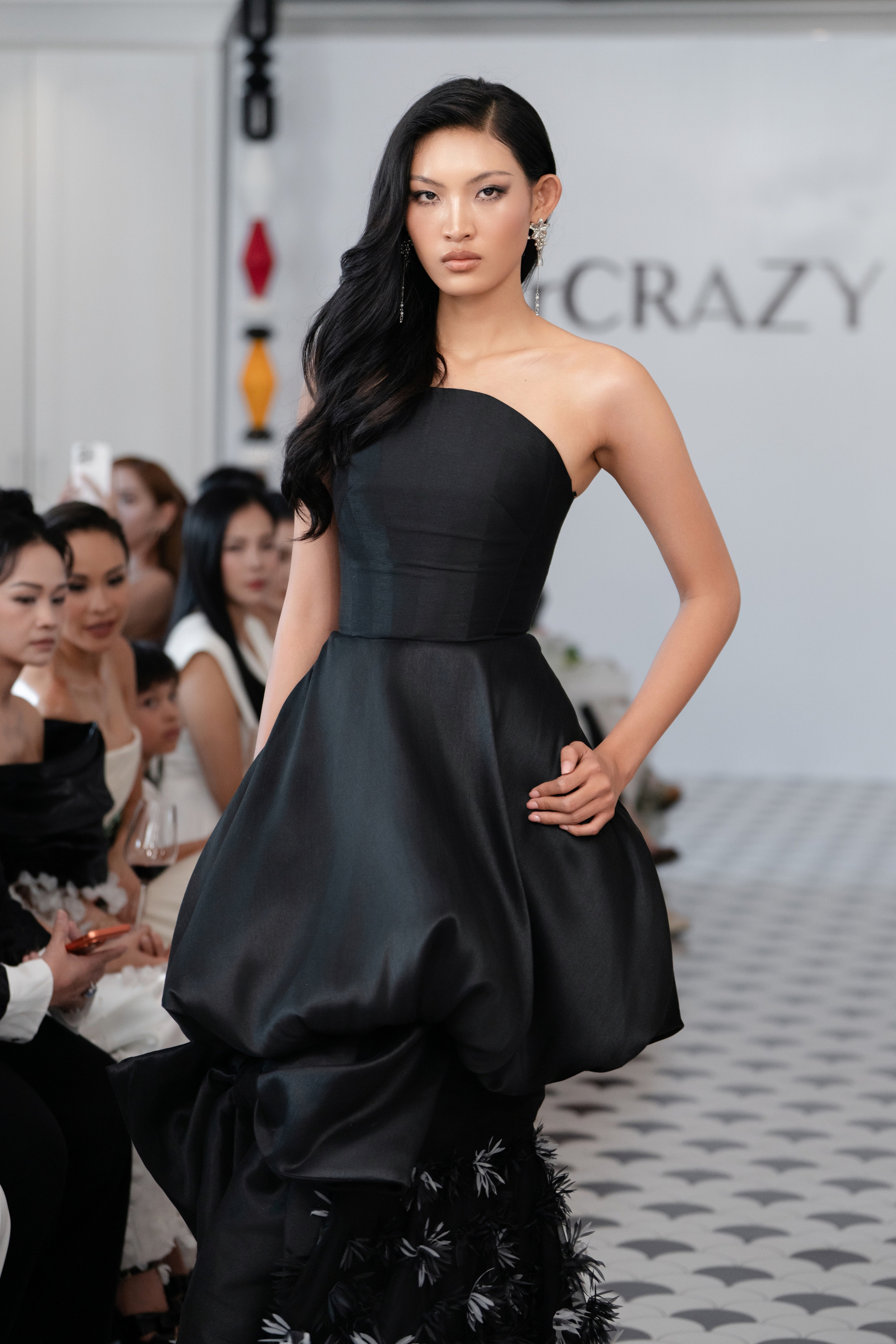 Nh&agrave; mốt Mr CRAZY & Lady SEXY t&aacute;i định nghĩa thời trang h&egrave; tại show diễn 