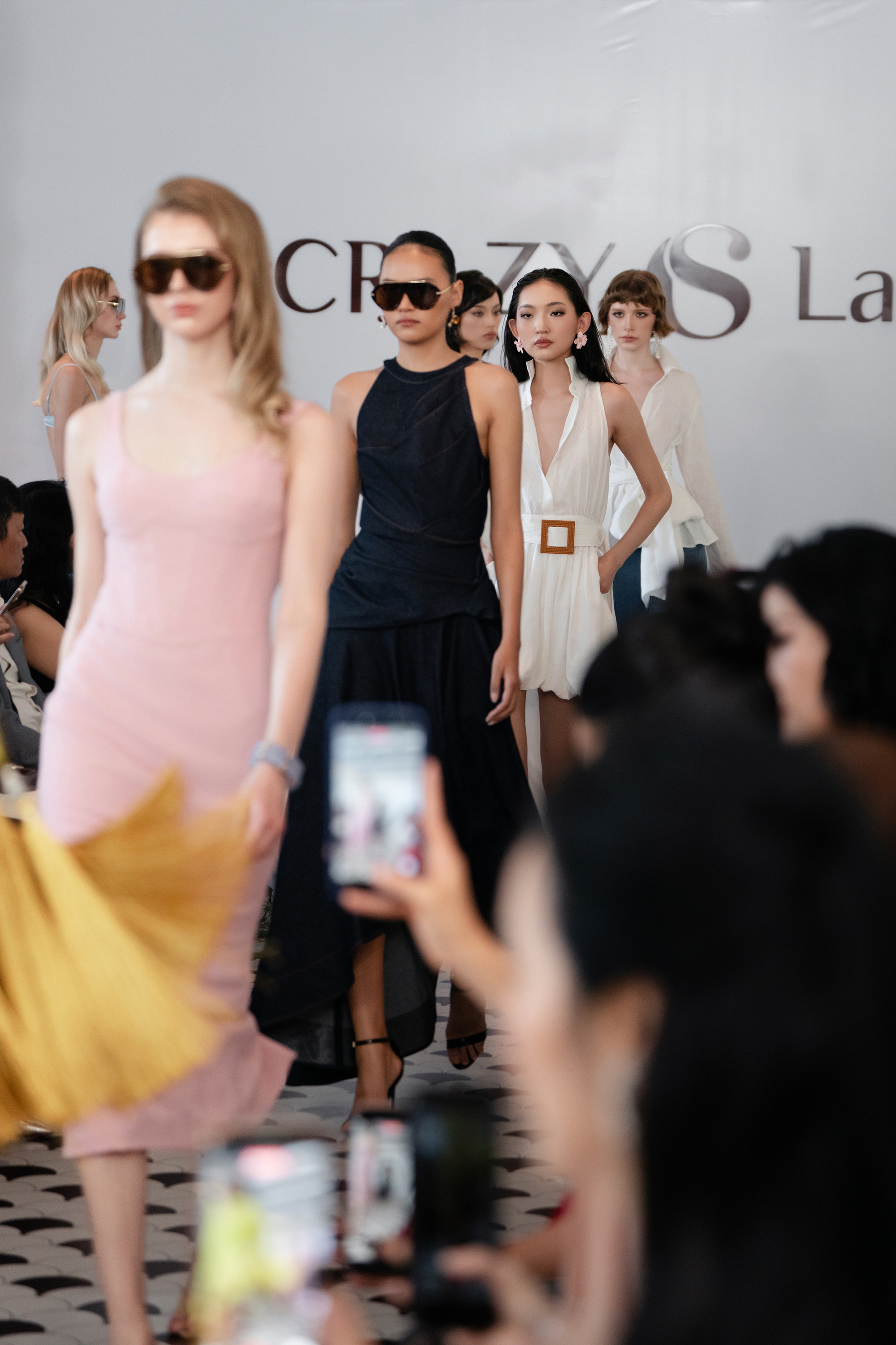 Nh&agrave; mốt Mr CRAZY & Lady SEXY t&aacute;i định nghĩa thời trang h&egrave; tại show diễn 