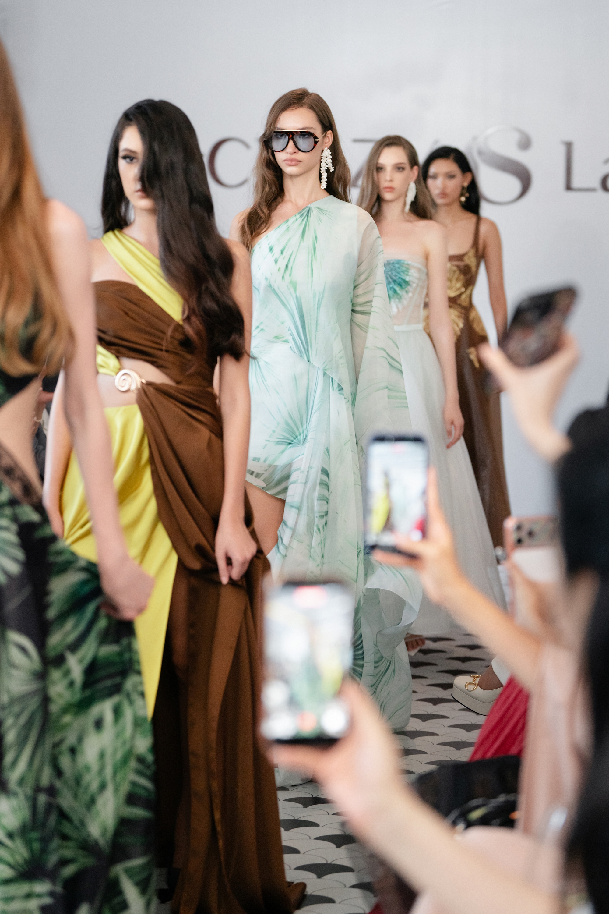 Nh&agrave; mốt Mr CRAZY & Lady SEXY t&aacute;i định nghĩa thời trang h&egrave; tại show diễn 