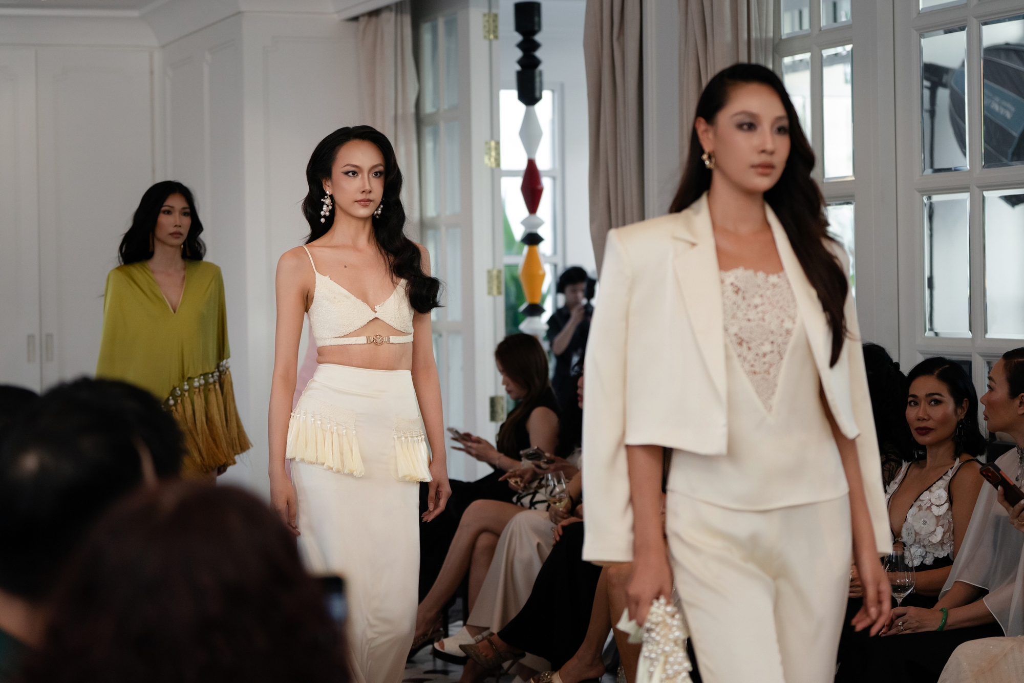 Nh&agrave; mốt Mr CRAZY & Lady SEXY t&aacute;i định nghĩa thời trang h&egrave; tại show diễn 