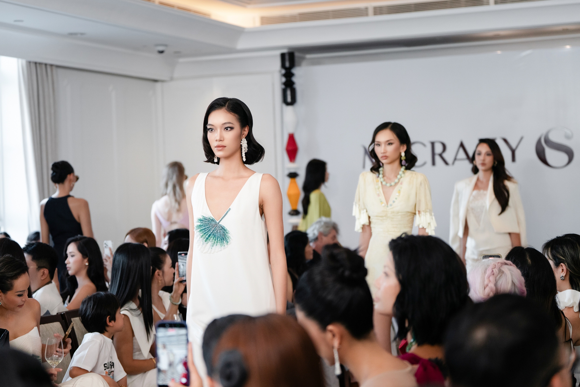 Nh&agrave; mốt Mr CRAZY & Lady SEXY t&aacute;i định nghĩa thời trang h&egrave; tại show diễn 