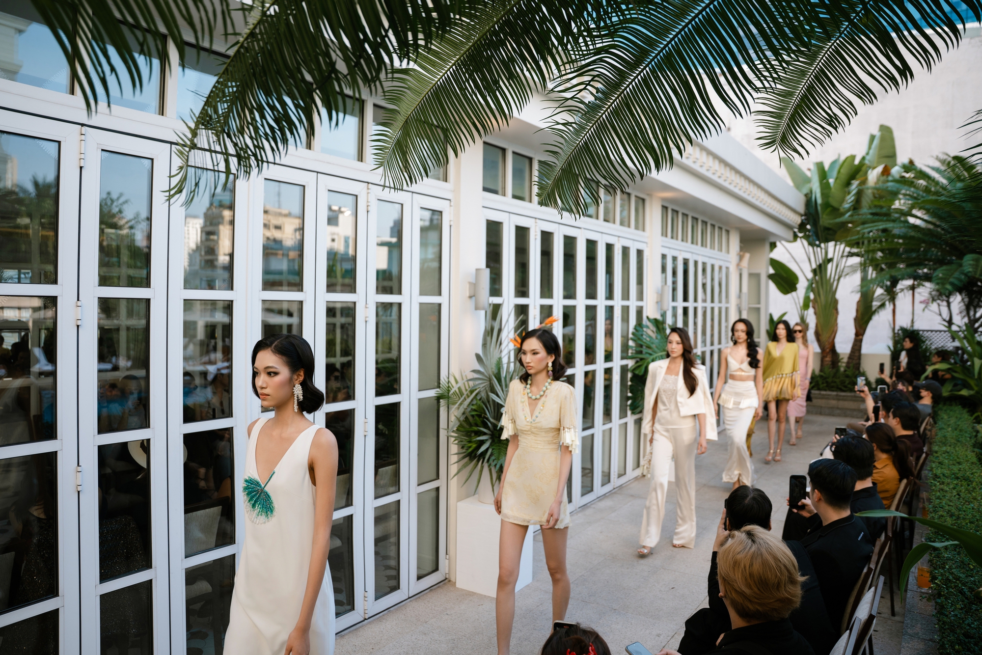 Nh&agrave; mốt Mr CRAZY & Lady SEXY t&aacute;i định nghĩa thời trang h&egrave; tại show diễn 